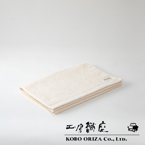 SALA今治高密度耐洗超細纖維毛巾，米白色，材質為超細纖維，質地柔軟，表面有細緻的絨毛感，邊緣有縫線處理，呈現簡約的質感。