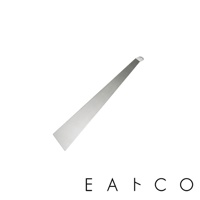 日製食物鏟，銀色金屬材質，扁平長條形設計，一端較寬，另一端較窄並帶有一個掛孔。