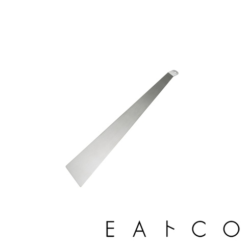 日製食物鏟，銀色金屬材質，扁平長條形設計，一端較寬，另一端較窄並帶有一個掛孔。