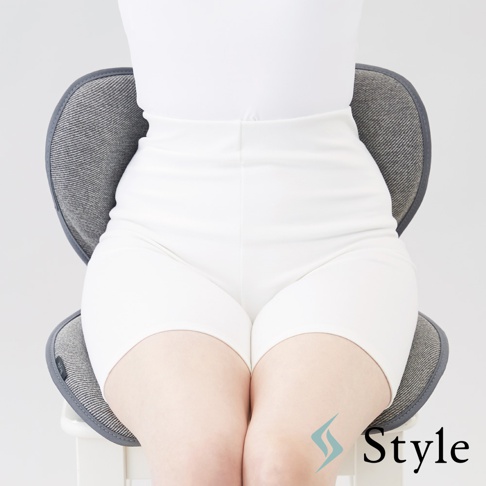 Style 美姿調整椅II 抗菌防水款，白色高腰短褲，坐姿，搭配灰色坐墊，右下角有Style字樣。