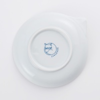 白色陶瓷小碟，底部印有藍色線條繪製的蜷縮貓咪圖案及品牌名稱 necolori。小碟邊緣有貓耳朵造型。