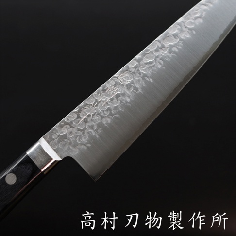 VG10不鏽鋼鎚目牛刀，刀面有細膩鎚紋及雷射蝕刻標誌，黑色木質刀柄，銀色金屬刀頸。