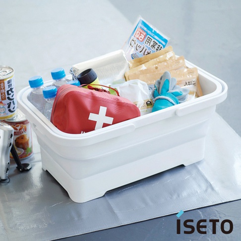 白色可伸縮提籃裝有各種應急物品，包括急救包、幾瓶水、毛巾，以及一些包裝食品。