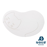 一張白色珪藻土地墊，上面印有簡約的可愛睡貓圖案，貓咪臉部有眼睛、鼻子和鬍鬚的線條。