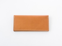 職人手作的淺棕色皮革扁長夾，簡約設計，縫線精緻，材質為真皮。