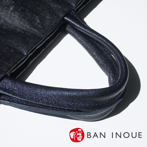 BAN INOUE 品牌標誌與釉面亞麻布托特包的特寫