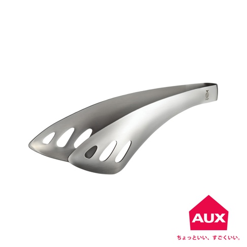 一對不鏽鋼沙拉料理夾，夾頭呈葉片狀，帶有數個橢圓形鏤空孔洞，表面為銀色金屬質感。