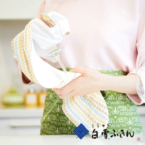 友禪染廚房長拭巾，以白色為底，點綴黃色、藍色、棕色相間的條紋圖案，質地柔軟，適合擦拭。