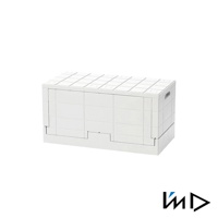 白色塑膠摺疊收納椅，設計有格子紋路，側面有提把，可堆疊。