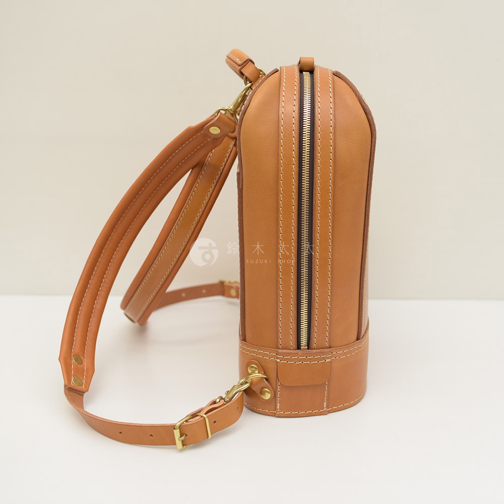 職人手作皮革立體商務後背包，展示為淺棕色，採用皮革材質，有著精緻的縫線與黃銅色拉鍊。