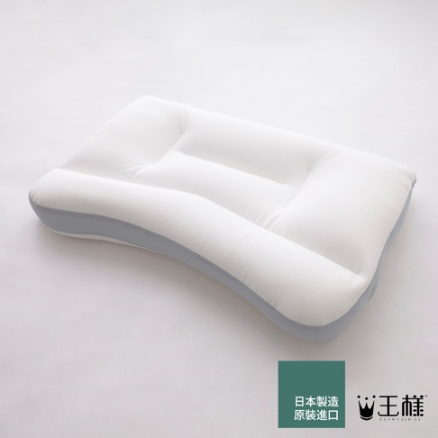 王樣の極柔枕，白色天絲 TENCEL 枕套，枕面有壓紋設計，枕頭側邊為灰色網狀材質。