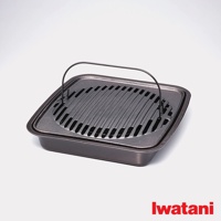 卡式爐專用鑄鐵烤盤，方形，黑色，帶有條紋烤網和可提起的金屬手柄。