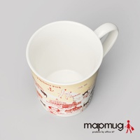 mapmug手繪地圖馬克杯，散步貓咪系列-橫濱篇。陶瓷材質，內外皆為白色。杯身外圍印有橫濱地圖，以紅色和米黃色為主調，描繪了港口、建築、錨、海鷗及多隻散步的貓咪剪影，並標示出「Yokohama Port」、「Osanbashi」、「Queen's Tower」、「King's Tower」、「Jack's Tower」、「Yokohama Stadium」、「KANAI」等字樣。