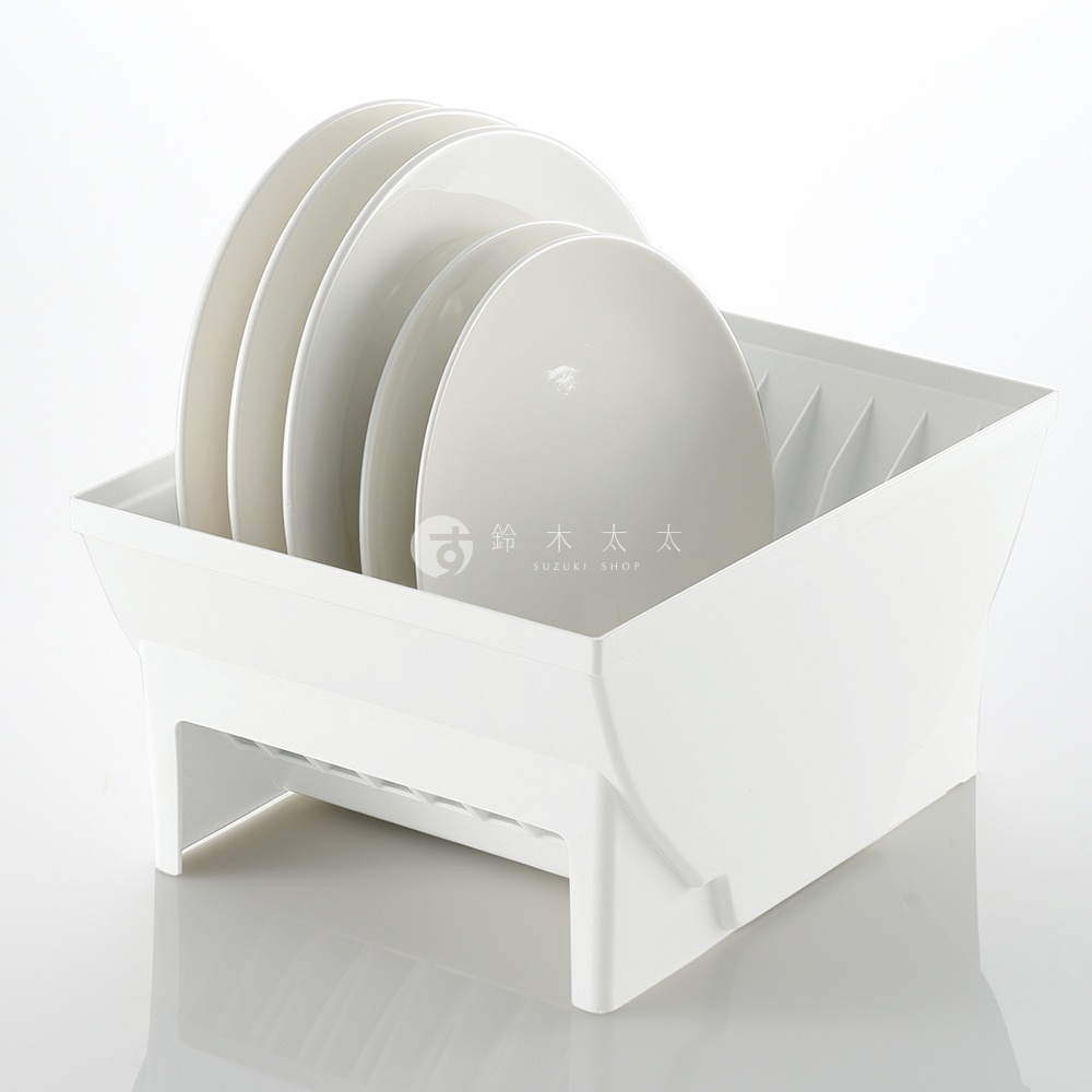 白色塑膠餐盤收納架，架上擺放著多個白色圓盤，架子下方有排水孔設計。