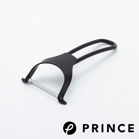 黑色削皮器，搭配金屬刀刃，手柄為U型設計，材質為塑膠和金屬。