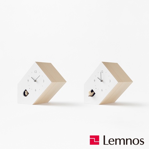 兩個傾斜式布穀鳥房型報時桌鐘，白色鐘面，搭配淺木色木質外殼，鐘面上有黑色時針、分針及刻度，下方有小巧的布穀鳥造型。