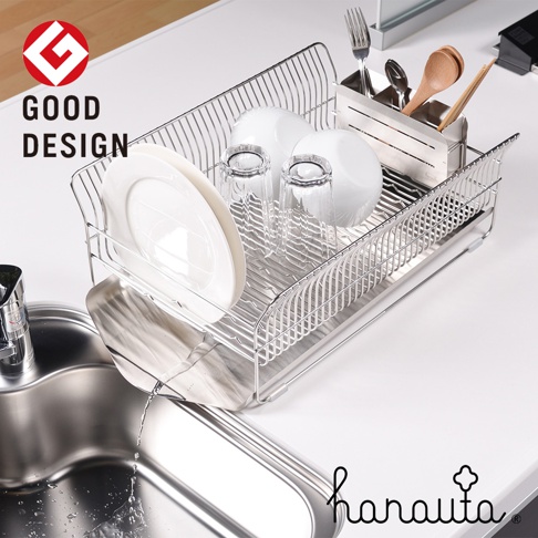 橫放式不鏽鋼碗碟架，附有可拆卸瀝水盤，架上擺放著白色盤子、玻璃杯和碗，以及一個不鏽鋼餐具收納盒，其中包含木製湯匙和叉子。