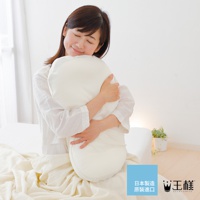 一名女子擁抱著白色蓬鬆的雲上枕，枕頭呈現圓潤的曲線，材質柔軟，帶有細緻的絨毛感。