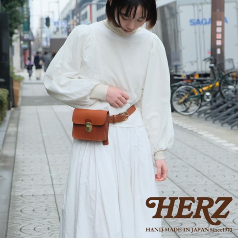 棕色皮革經典腰包，配有金色金屬扣環和皮帶。