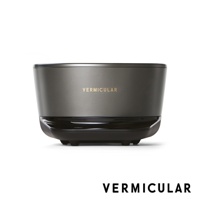 日本Vermicular mini IH琺瑯電子鑄鐵鍋，灰色鍋身搭配黑色底座，簡約時尚設計。