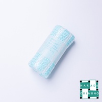 藍白兩色相間、網狀紋理的泡泡洗澡巾，捲起後用透明標籤紙包裹，標籤上印有日文產品資訊。