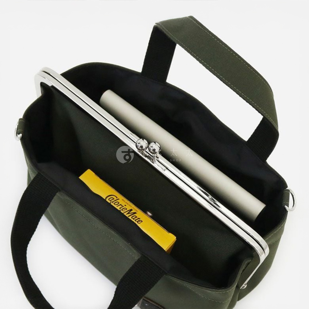 京都職人手作的軍綠色橫式口金手提包，內有黃色Calorie Mate條狀點心和一個白色圓筒狀物體