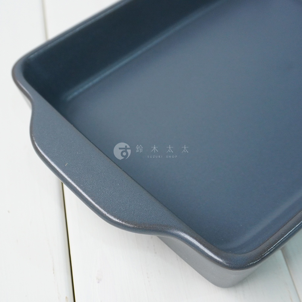 深灰色The chef多功能耐熱陶製萬用長方形烤盤，帶有平底設計和兩側把手，適合烘焙和烹飪。