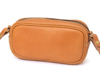 職人手作皮革隨身單肩小包 (CP-35)，採用淺棕色皮革製成，包身呈現長方形，頂部有拉鍊開合，兩側連接有皮革肩帶，並配有金色金屬配件。