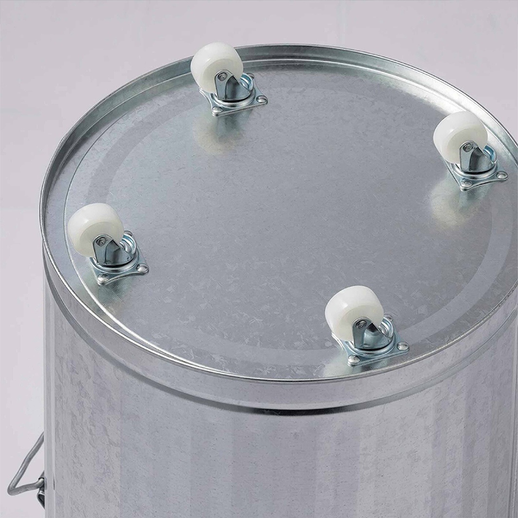 附有四個小輪子的銀色金屬垃圾桶頂部特寫