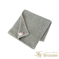 Broome 品牌 ASH 系列，日本製今治認證的淺灰色波紋緹花純棉方巾，織紋細緻，質感蓬鬆，尺寸約 22x82 公分。