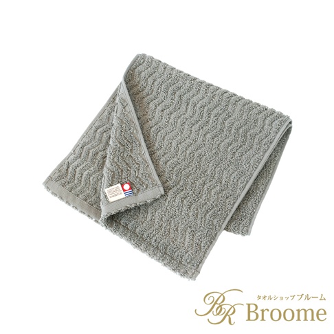 Broome 品牌 ASH 系列，日本製今治認證的淺灰色波紋緹花純棉方巾，織紋細緻，質感蓬鬆，尺寸約 22x82 公分。