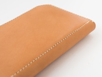 職人手作皮革大容量拉鍊長夾 (WL-5)，呈現自然棕褐色，光滑的皮革表面搭配細緻的米白色縫線，展現精湛工藝。