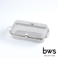 不鏽鋼網狀洗碗機專用清潔收納盒，帶有兩個提把和一個安全扣，用於放置餐具或清洗小物。