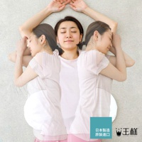 三位女性以不同睡姿躺臥，皆穿著淡粉色短袖上衣。其中一位女性的腰部被白色腰枕支撐，腰枕呈現半月形，材質看似柔軟。