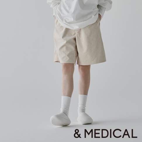&MEDICAL KAMOLEG 3.0 美腳健身機能鞋，搭配卡其色短褲與白色襪子，展現簡約時尚穿搭。