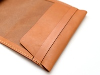 職人手作皮革翻蓋記事本書套 (KB-2) S，採用淺棕色皮革製成，帶有縫線細節，展現簡約翻蓋設計。