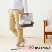 白色與透明塑膠製成的 RNS-P10 自動給水織物清潔機，配有灰黑色軟管，由一手持握。