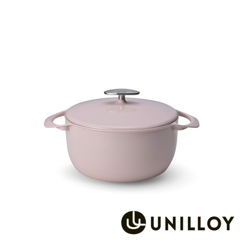 粉色琺瑯鑄鐵鍋，附帶銀色鍋蓋把手，鍋身兩側有提把，適合用於烹飪。