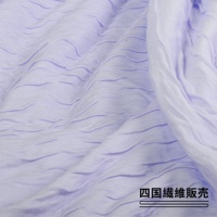 淺紫色舒芙蕾透氣涼被，無棉款。織物表面呈現波浪狀壓紋，質地輕盈，材質為細緻的布料。