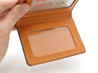 職人手作皮革雙折票券收納夾 (KC-32)，淺棕色牛皮材質，雙折設計，設有透明視窗，縫線整齊。
