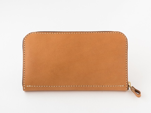 職人手作皮革大容量拉鍊長夾 (WL-5)，採用天然棕色皮革製成，整體以精緻的米白色縫線勾勒邊緣，配有金色拉鍊頭，設計簡潔實用。