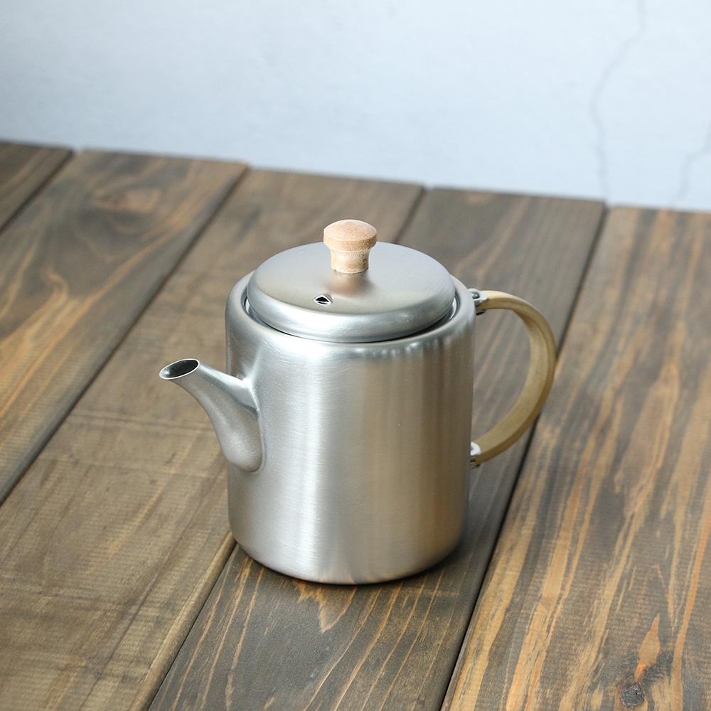 不鏽鋼霧面直筒茶壺，容量400ml，配有側邊木質把手與木質壺蓋頭，壺身呈現霧面銀色。