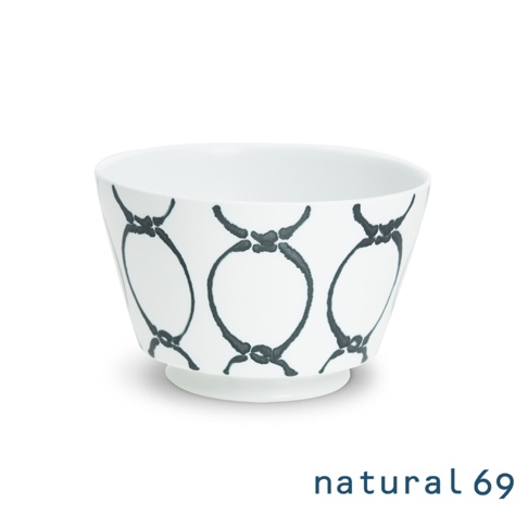 白色陶瓷手繪丼碗，碗身外側印有黑色鏈狀圓形圖案，底部為白色圓形座。