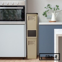 兩個淺褐色塑膠可疊式垃圾桶堆疊，上方垃圾桶有黑色蓋子，兩個垃圾桶皆印有英文文字和回收標誌。