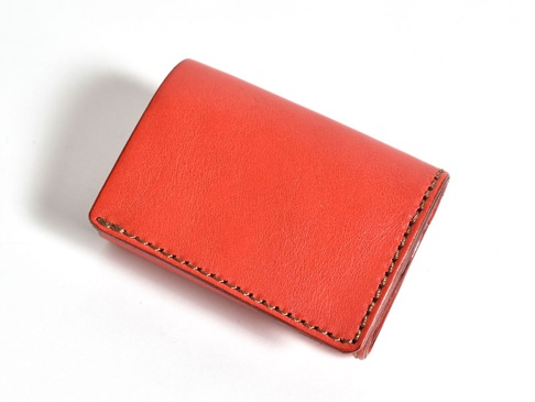 職人手作皮革三折式迷你短夾，鮮紅色，光滑皮革材質，邊緣有細緻縫線，設計簡約，適合日常攜帶。