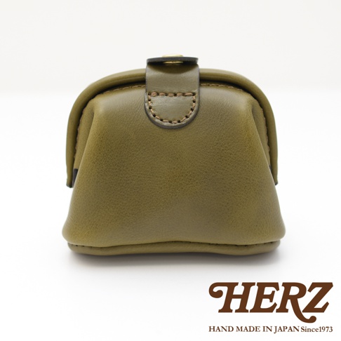 橄欖綠皮革口金化妝包，有縫線和金屬扣，設計簡潔，適合日常攜帶。