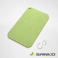 淺綠色迷你海綿洗衣板，表面有條紋，角落有掛孔。一旁附有一個白色S形掛鉤。