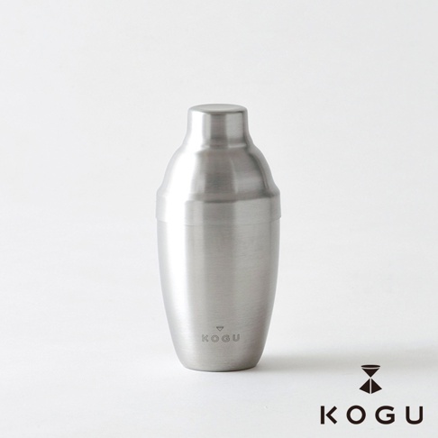 日製18-8不鏽鋼製咖啡拿鐵奶泡用雪克杯，銀色，圓柱狀瓶身，頂部為瓶蓋，底部有品牌標誌。