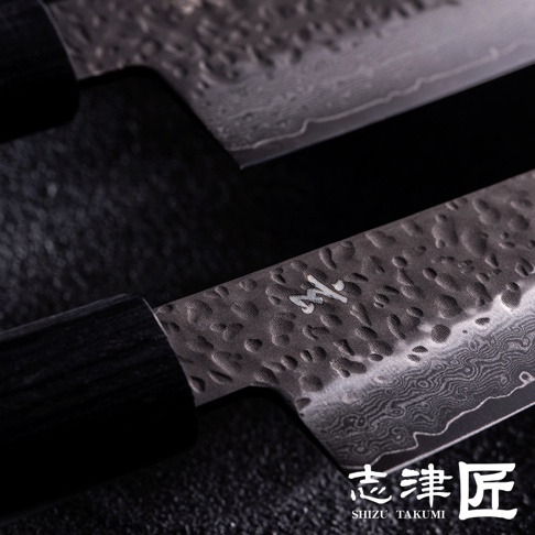兩把「玄 / Chef's knife 主廚刀21cm」，刀身呈現錘紋和Damascus紋路，銀色刀刃，黑色木質刀柄，細緻精緻。