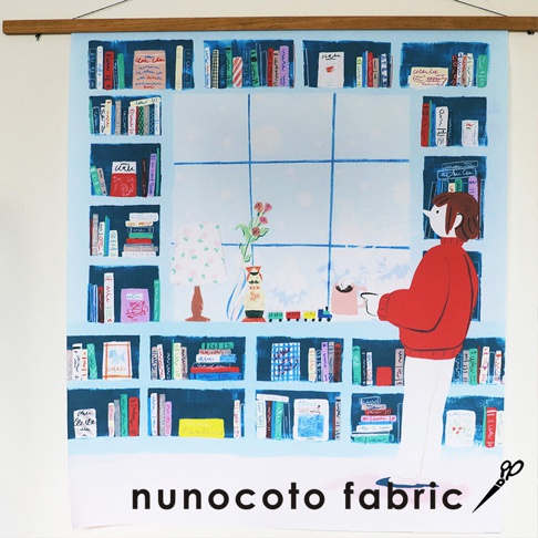 無框帆布藝術海報，描繪一個淺藍色背景下的書架，上面擺滿各式書籍。畫面中央為一扇窗戶，窗外有雪花飄落。右側站著一位穿著紅色毛衣的白皮膚女孩，手中拿著咖啡杯。左側有一個帶有花朵圖案的檯燈。整體風格為簡約手繪插畫。